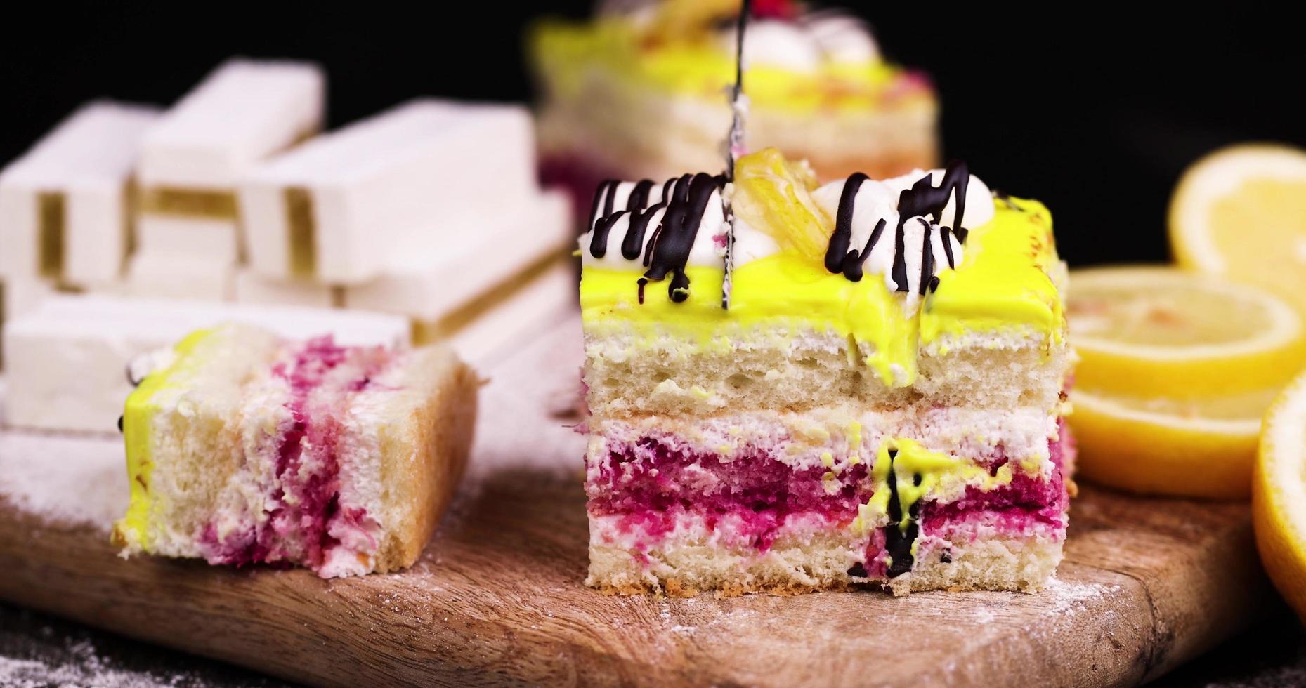 couper le gâteau aux fraises au citron en morceaux photo