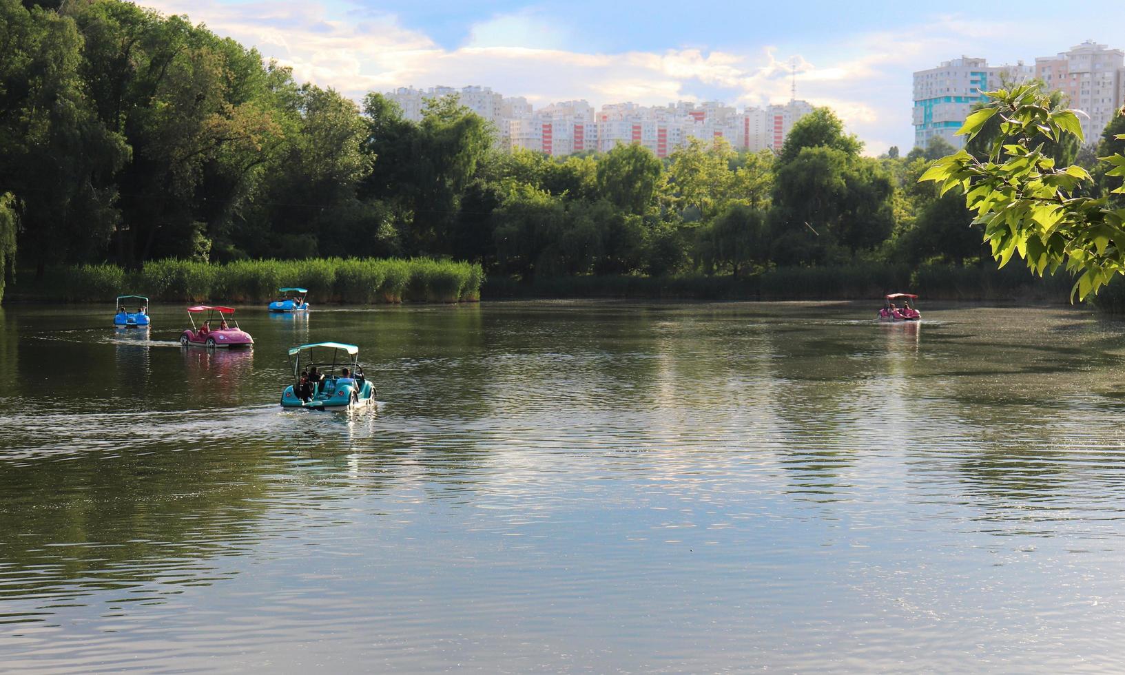 parc, lac, gens dans les bateaux photo