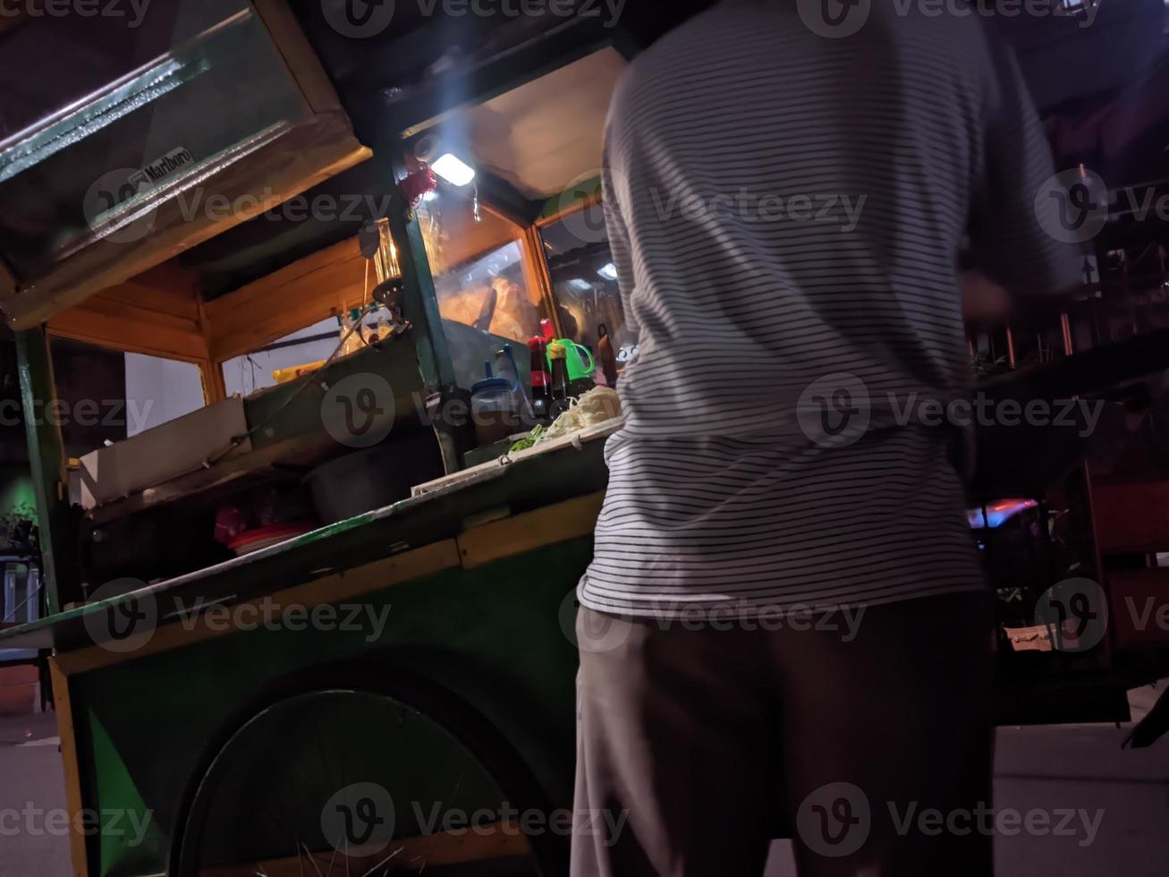 le chef prépare du riz frit indonésien dans son chariot. photo