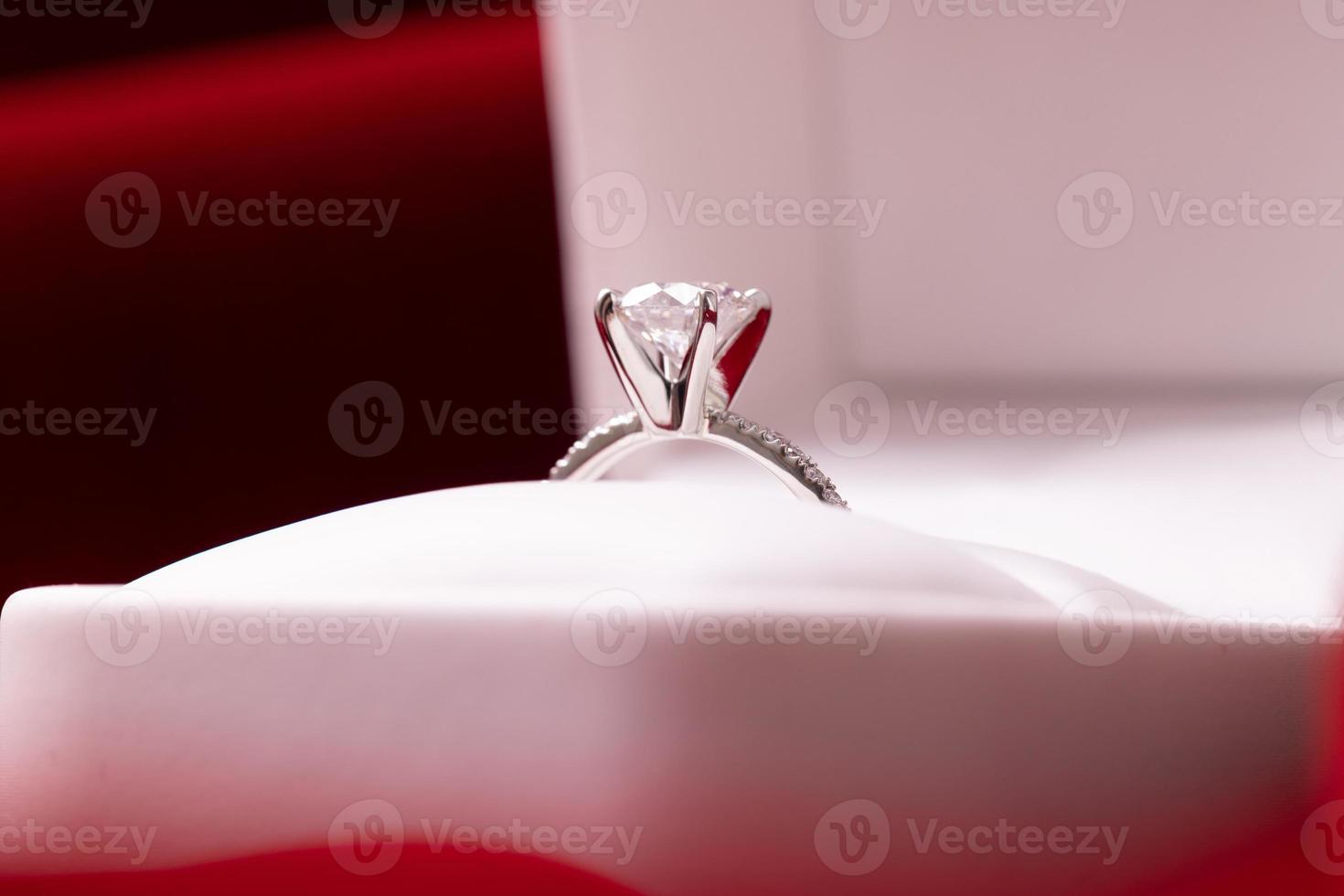 bague de mariage en diamant tissu rouge photo