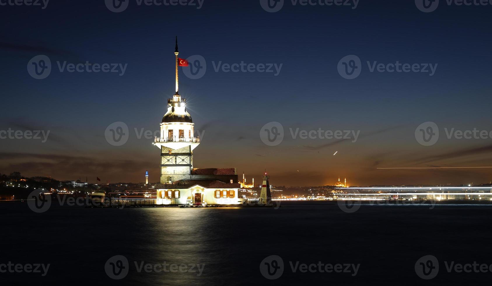 tour de la jeune fille à istanbul, turquie photo