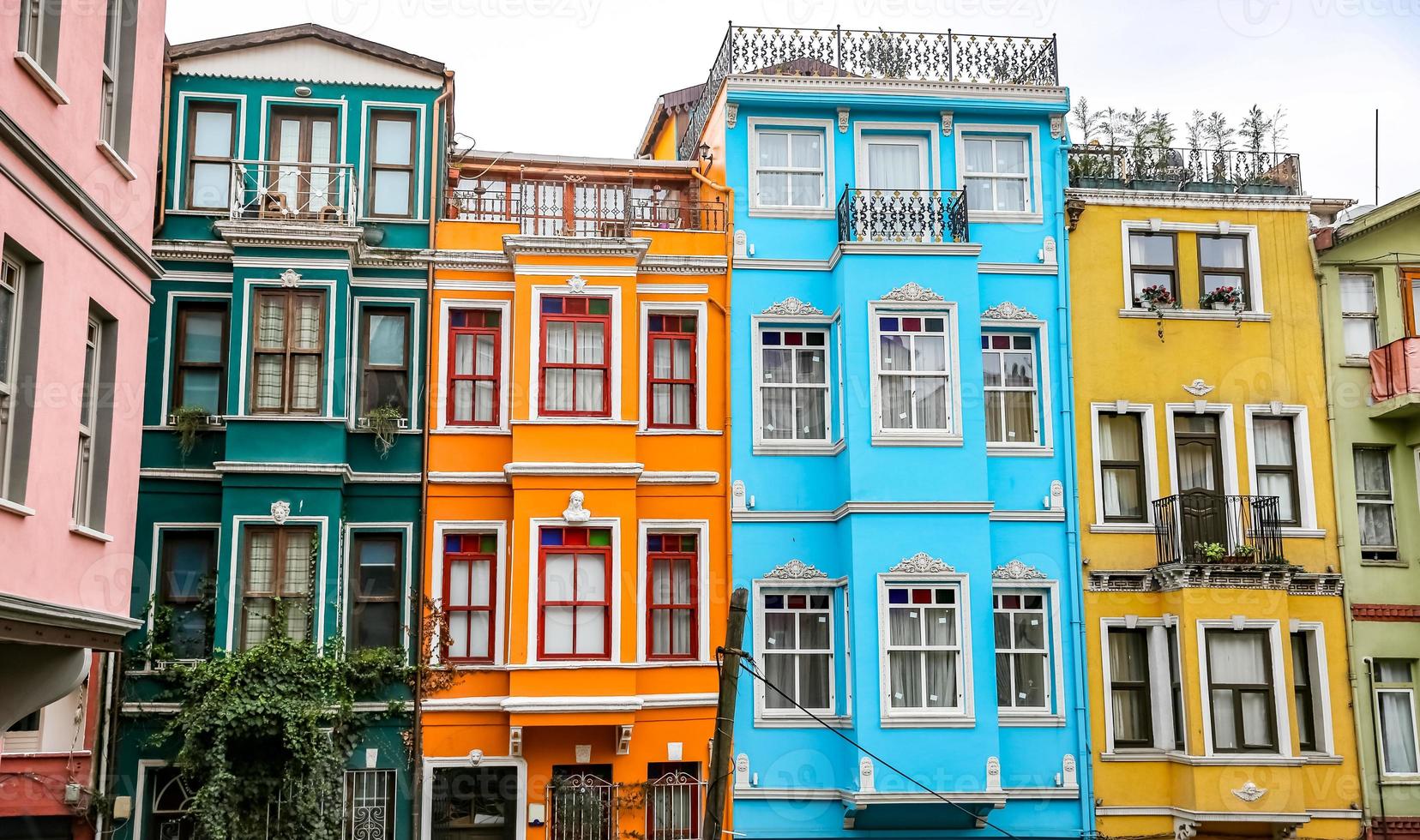 Maisons anciennes dans le quartier de Fener, Istanbul, Turquie photo