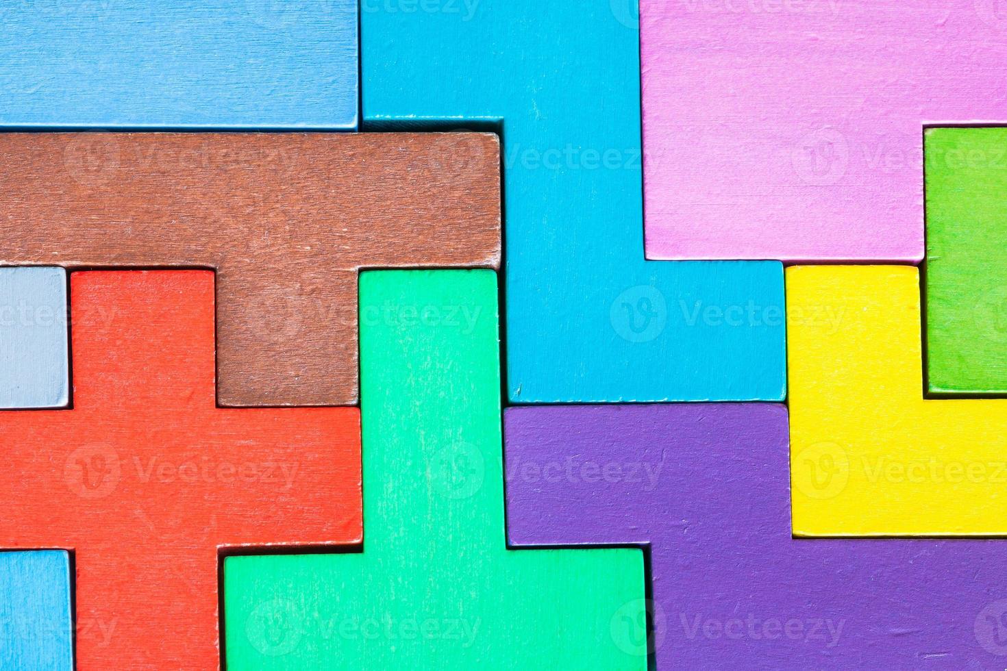planche avec puzzle assemblé à partir de pentominos en bois photo