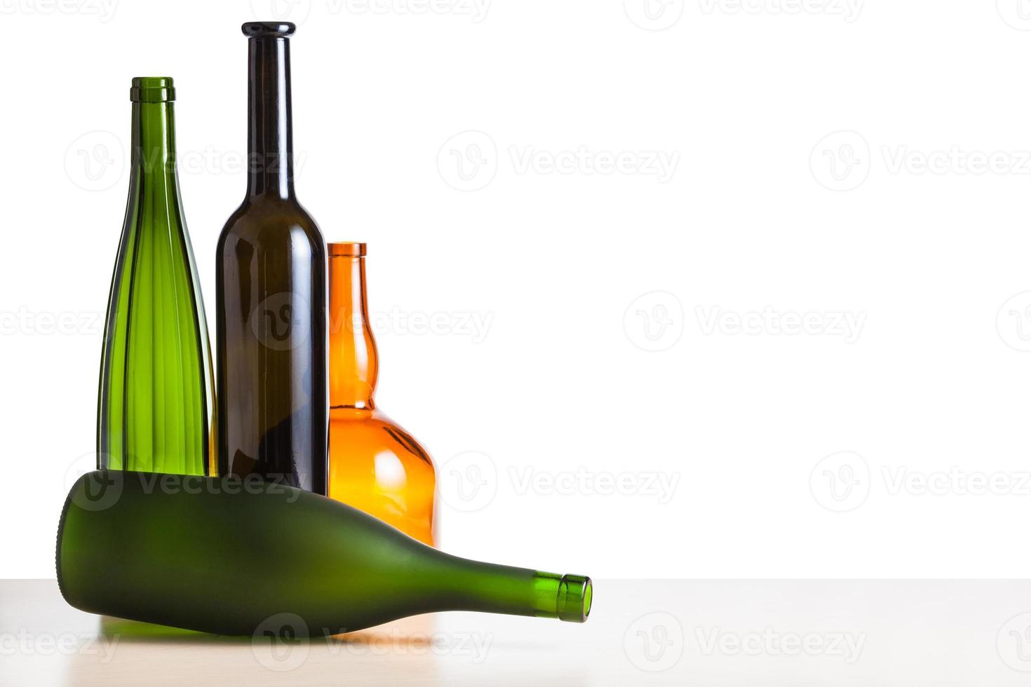 bouteilles vides sur table avec fond découpé photo