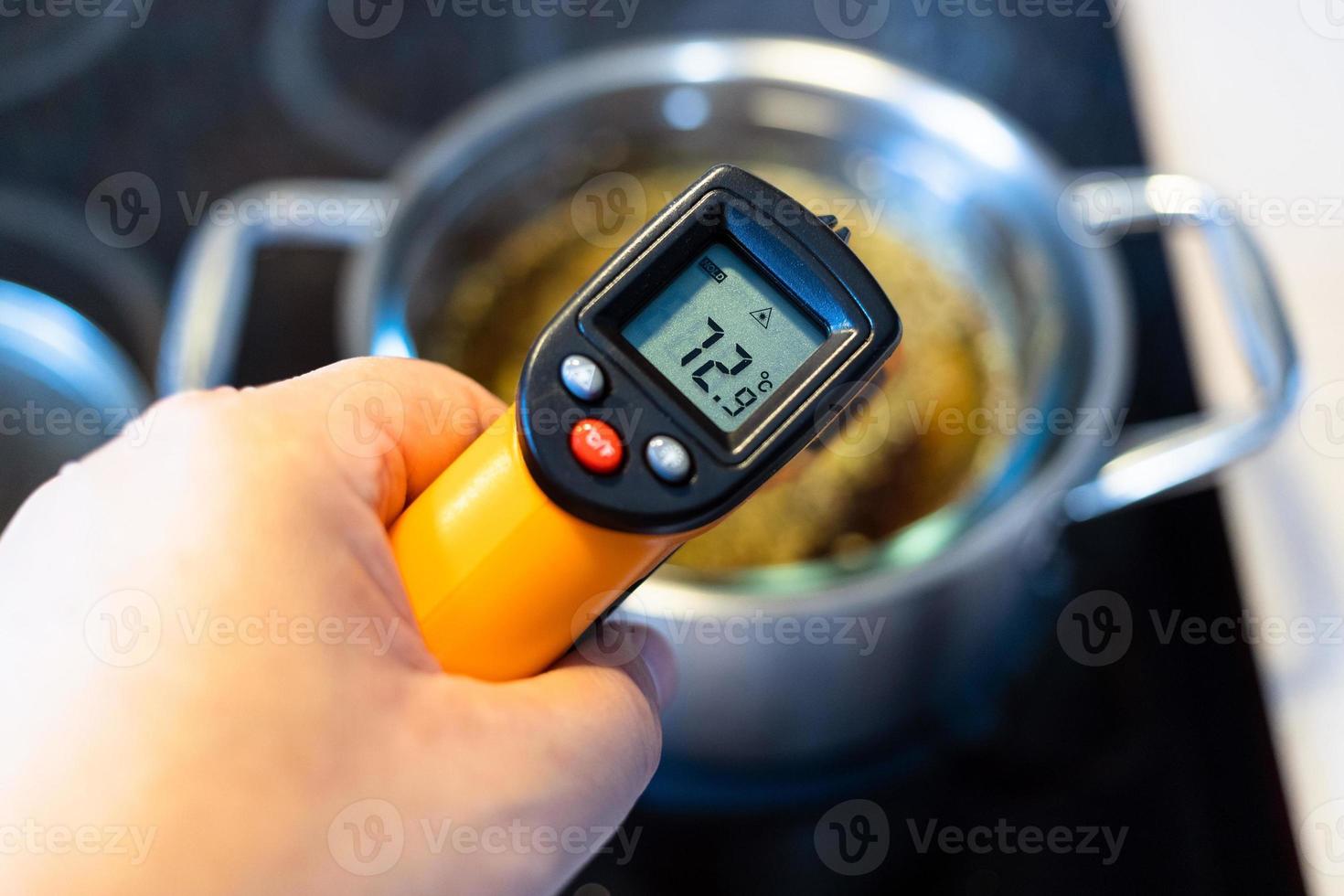 mesurer la température dans un bain-marie à l'aide d'un thermomètre photo