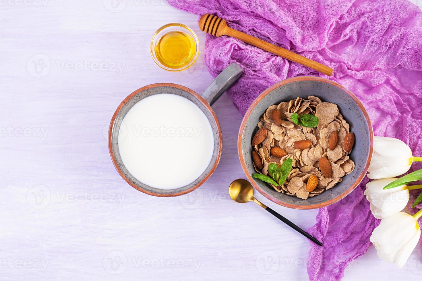 flocons d'épeautre au lait au petit-déjeuner. petit déjeuner léger le jour de la saint valentin avec tulipes et coeur photo