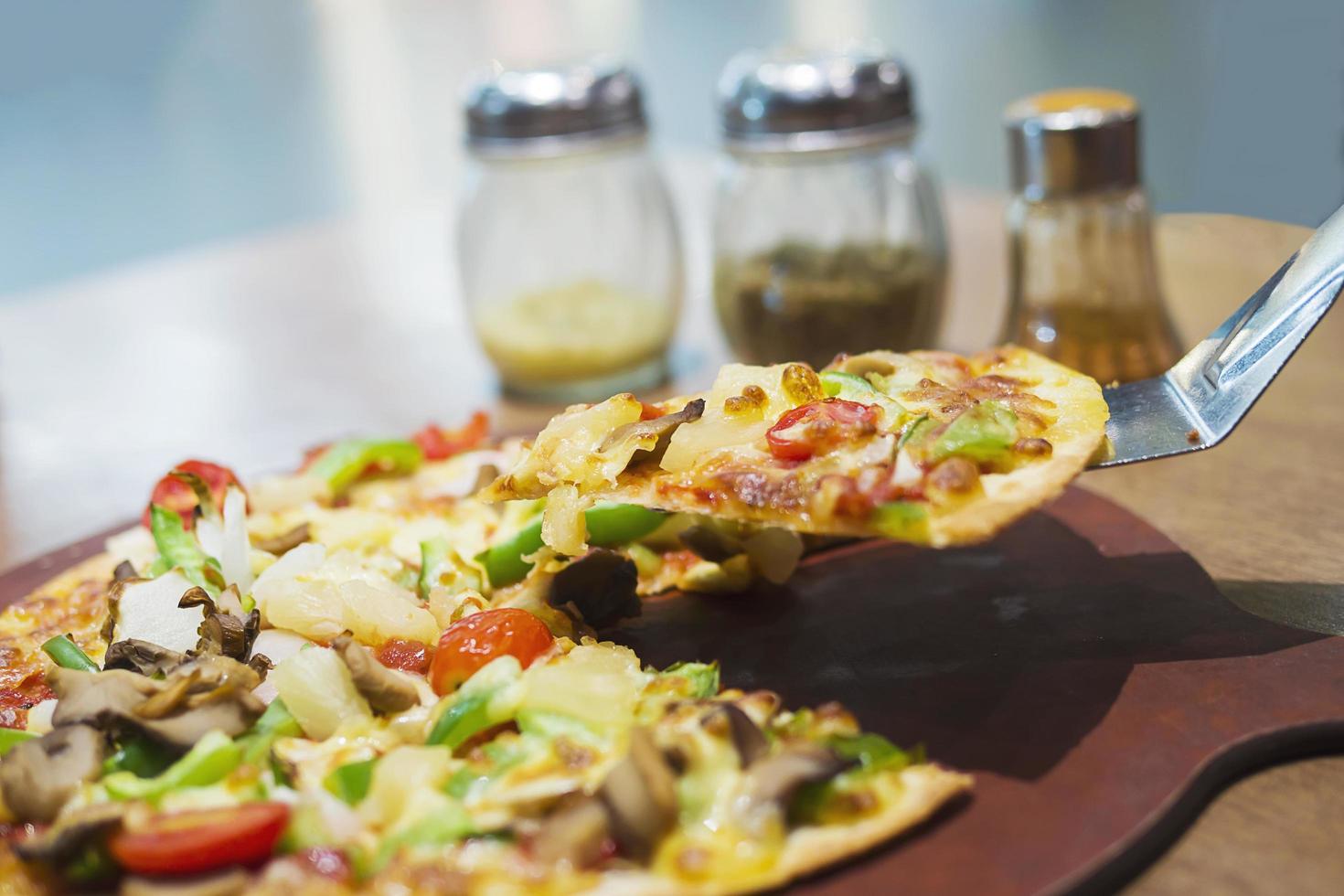 pizza avec garniture de légumes colorée prête à être mangée photo