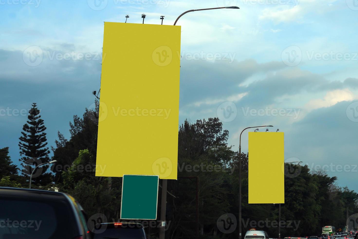 maquette de panneau d'affichage jaune vierge sous un beau ciel. photo