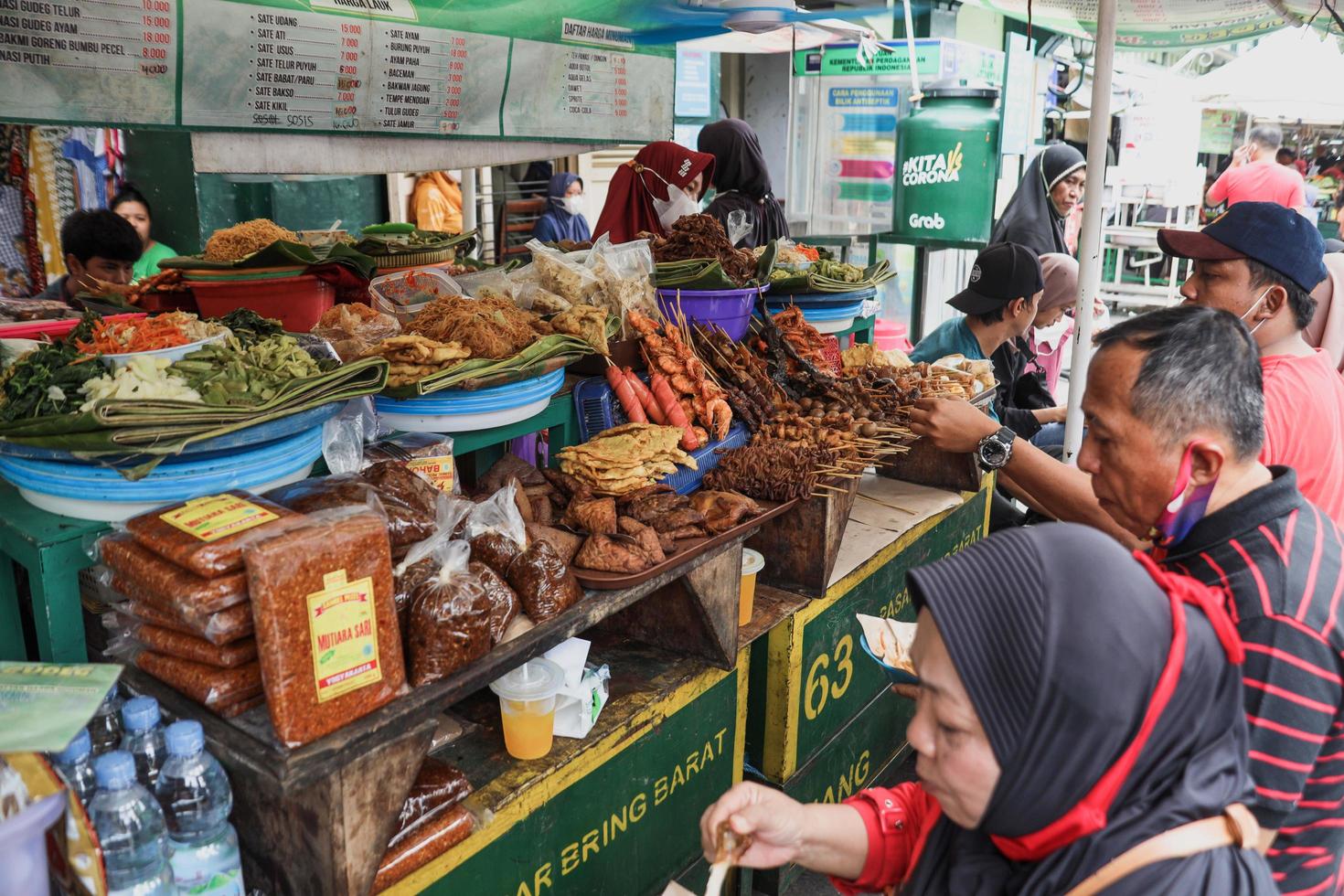 yogyakarta, indonésie - mai 2022 angkringan yogyakarta. les clients choisissent divers aliments au kiosque le long de la rue malioboro photo