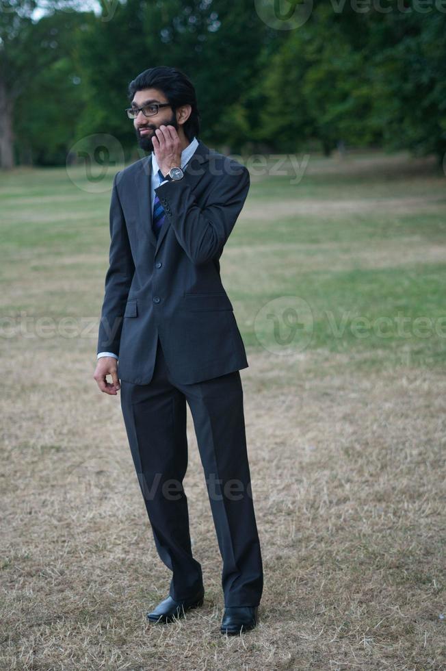 Homme asiatique posant au parc public local de Luton england uk photo