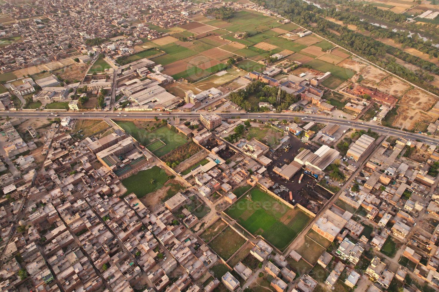 vue en grand angle de la ville de gujranwala et des maisons d'habitation à l'antenne encombrée du punjab au pakistan photo