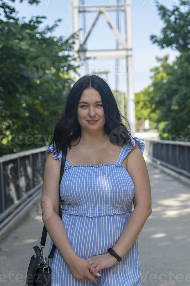 portrait jeune belle femme avec pont. photo