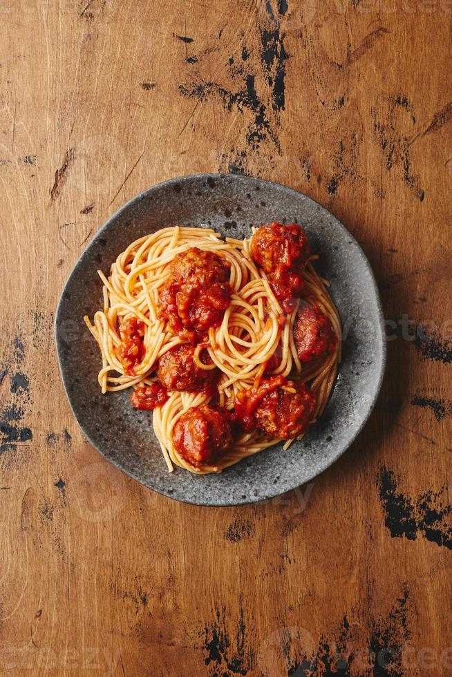 pâtes spaghetti aux boulettes de viande et sauce tomate. délicieuses boulettes de viande spaghetti maison photo