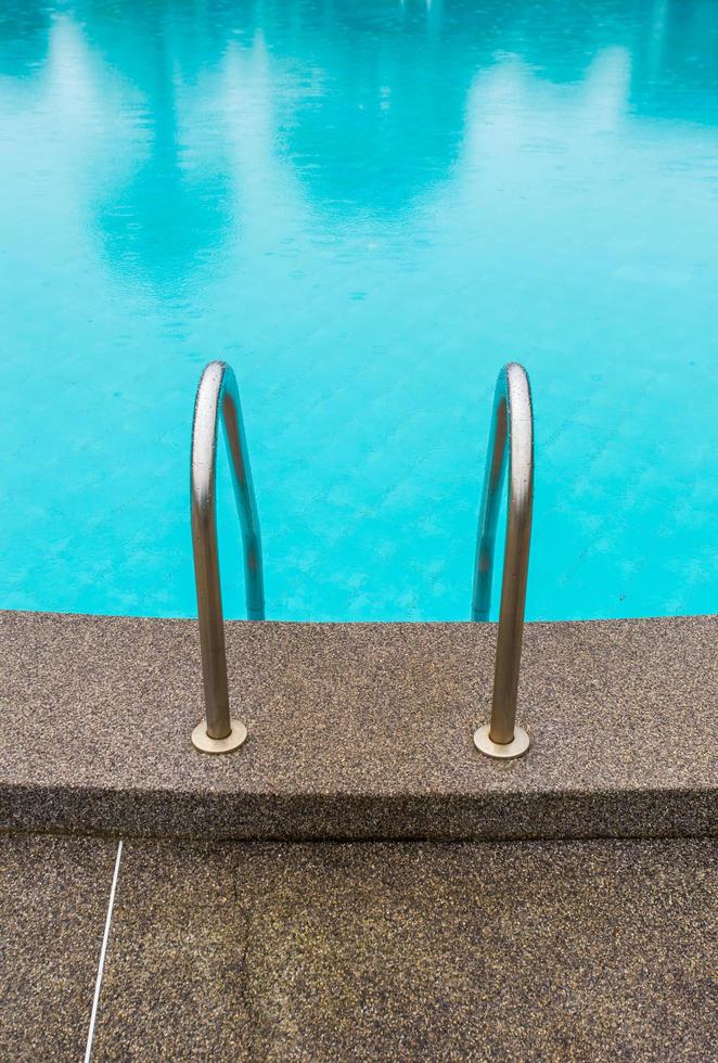 Piscine avec escalier à l'hôtel de près photo