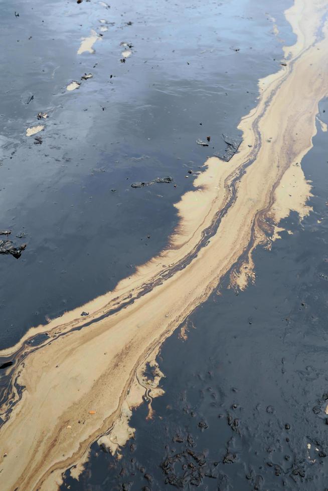 déversement de pétrole du golfe est illustré sur une plage photo