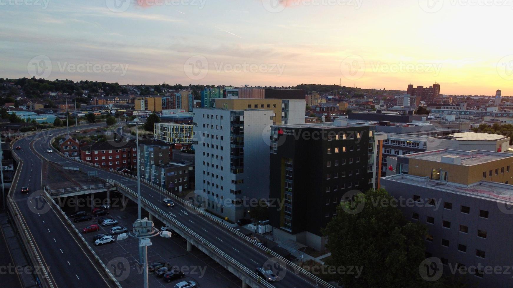 vue aérienne en grand angle du drone du centre-ville de la ville de luton en angleterre et de la gare photo