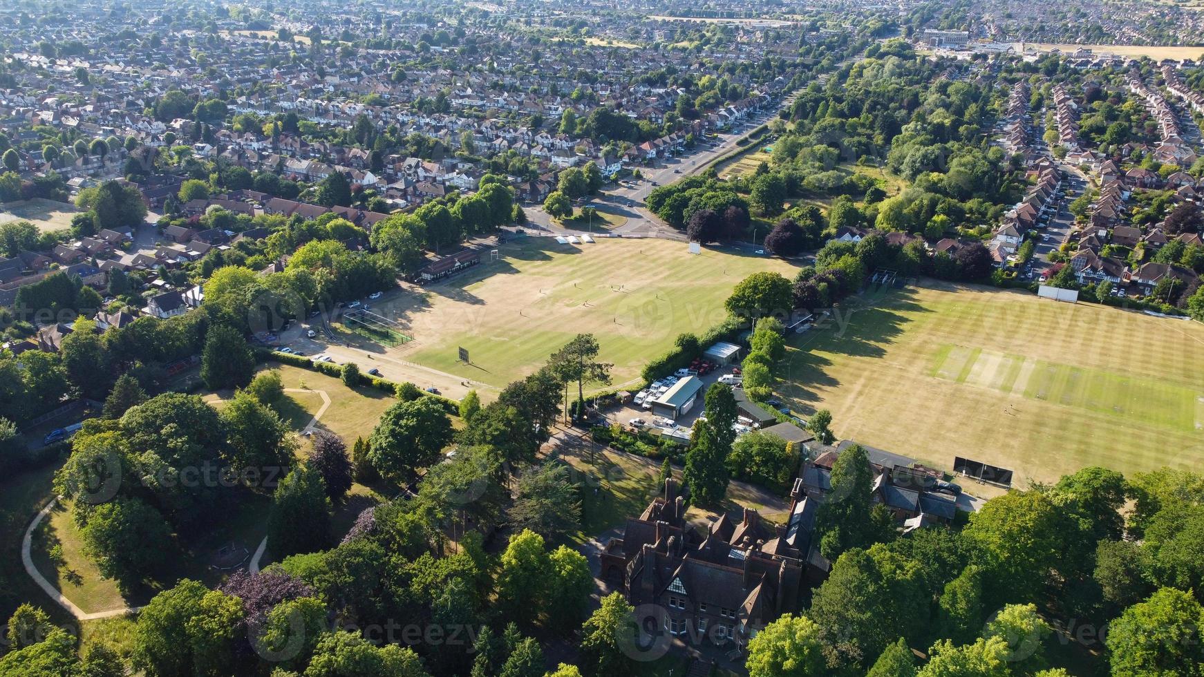 images aériennes par drone vue en grand angle de la ville de londres luton en angleterre grande bretagne photo