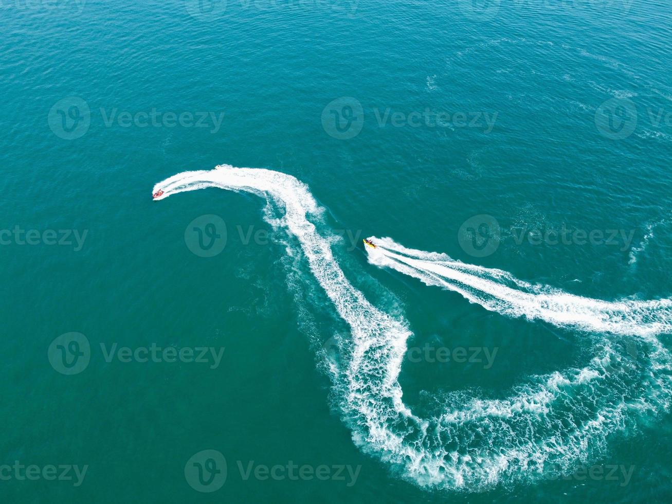 images en grand angle et vue aérienne de l'océan avec des bateaux à grande vitesse, les gens s'amusent et profitent du temps le plus chaud sur le front de mer de la plage de bournemouth en angleterre au royaume-uni. photo