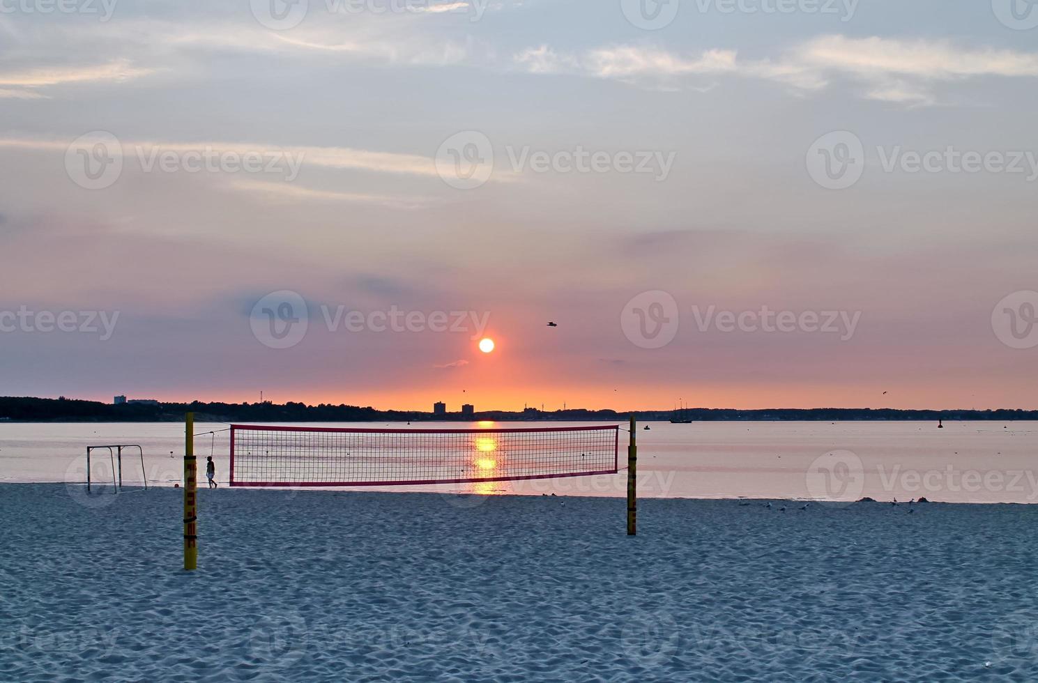 belle vue sur les plages de sable de la mer baltique par une journée ensoleillée photo