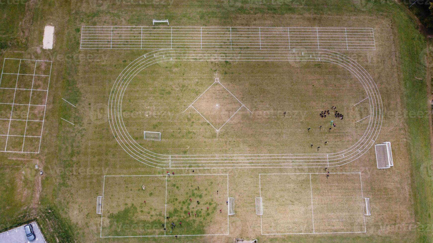 une séquence aérienne et une vue en grand angle du terrain de jeu d'un lycée de garçons dans la ville de luton en angleterre, autoroutes et autoroutes britanniques photo