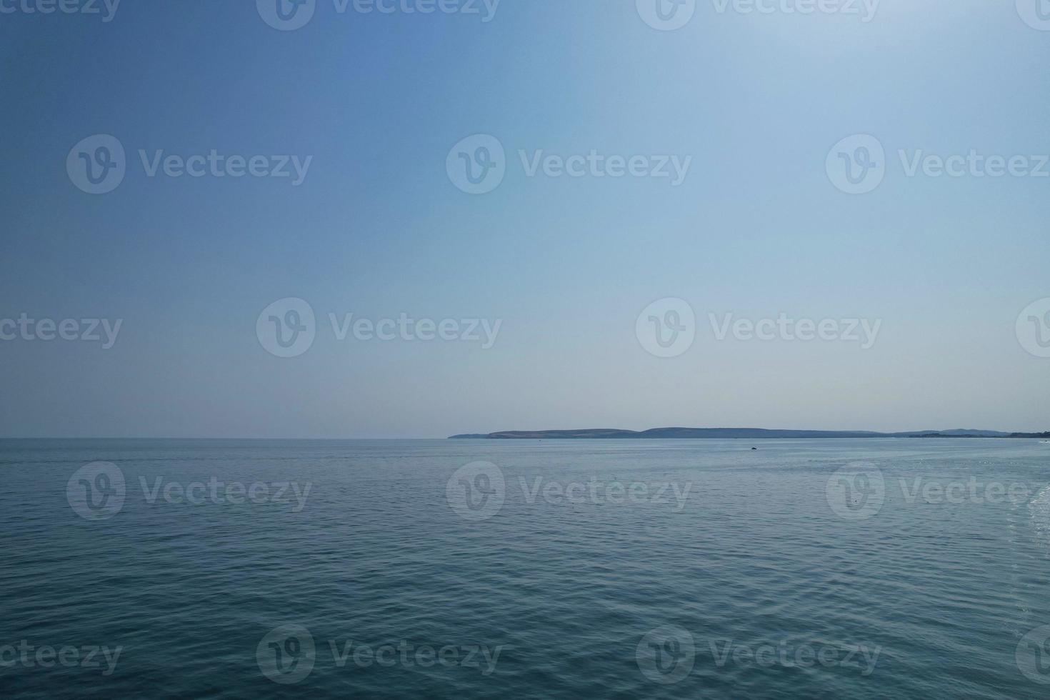 images en grand angle et vue aérienne de l'océan avec des bateaux à grande vitesse, les gens s'amusent et profitent du temps le plus chaud sur le front de mer de la plage de bournemouth en angleterre au royaume-uni. photo