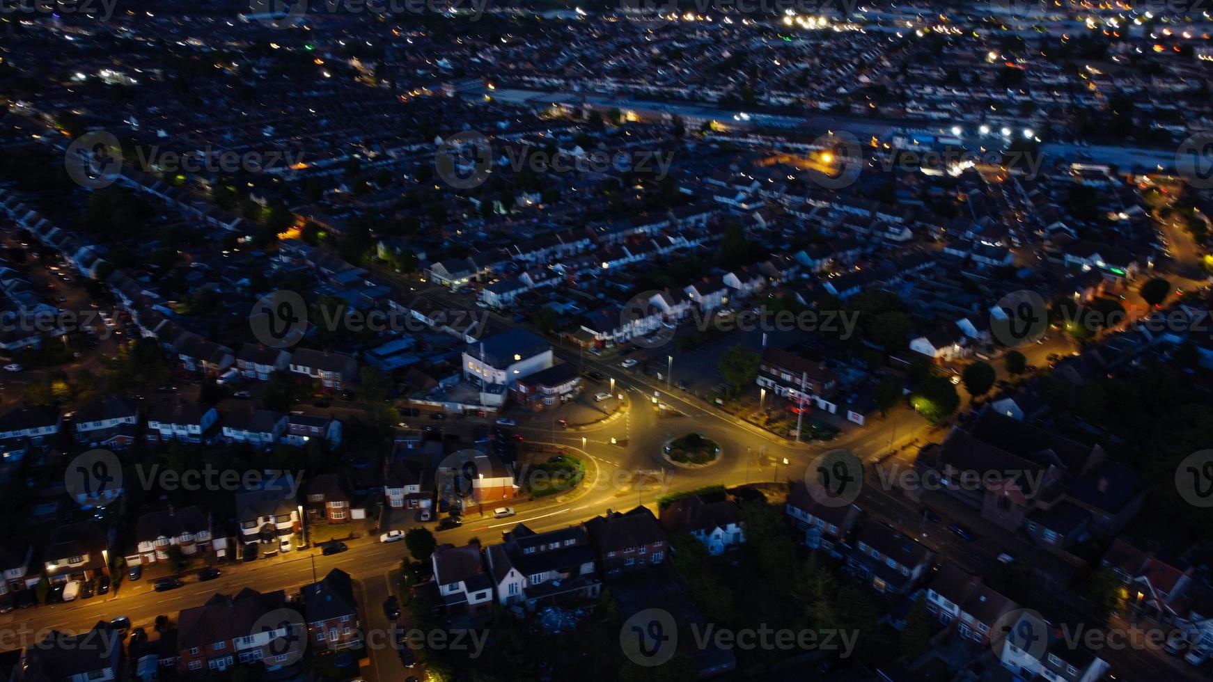 belle vue aérienne de nuit de la ville britannique, images de drone à angle élevé de la ville de luton en angleterre royaume-uni photo