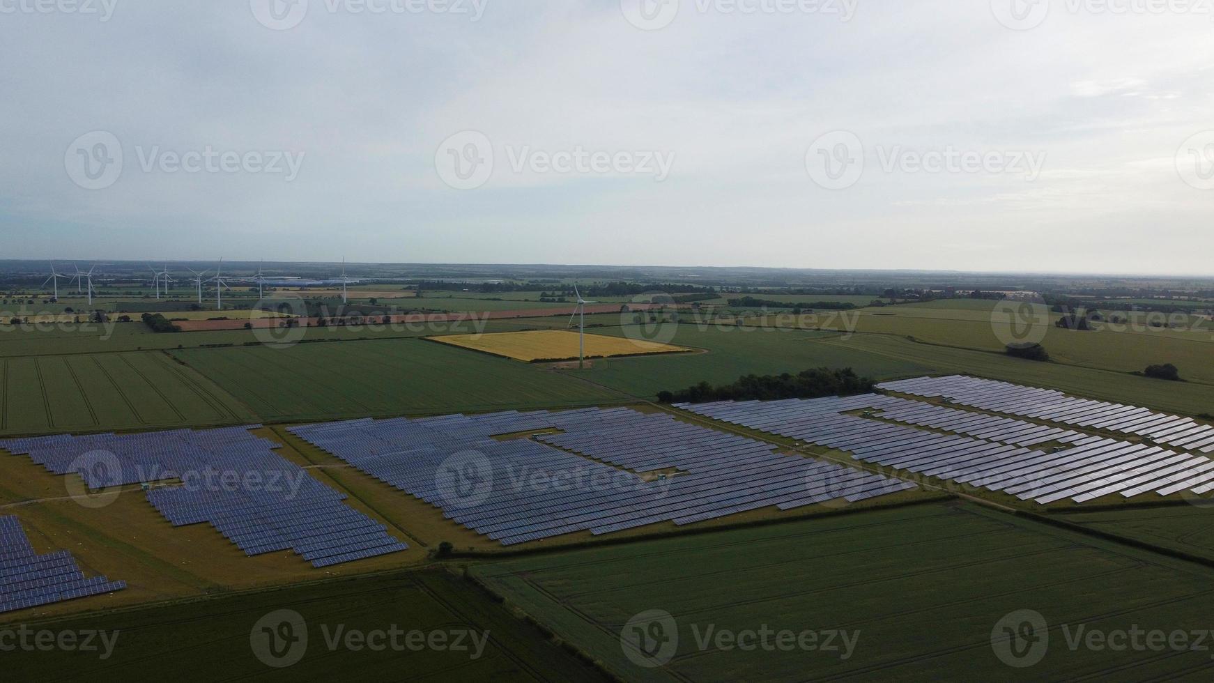 images aériennes vue en grand angle des générateurs naturels d'énergie verte sources d'éoliennes et de fermes de panneaux solaires en angleterre royaume-uni photo