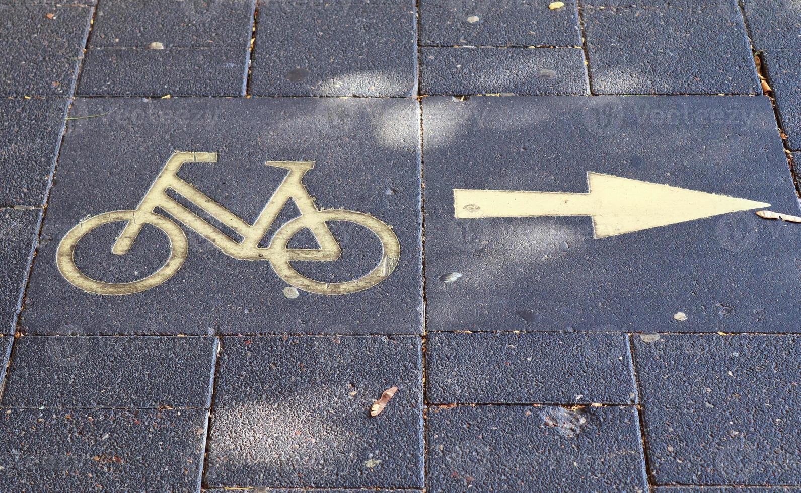 panneaux de vélo peints sur l'asphalte trouvés dans les rues de la ville d'allemagne. photo