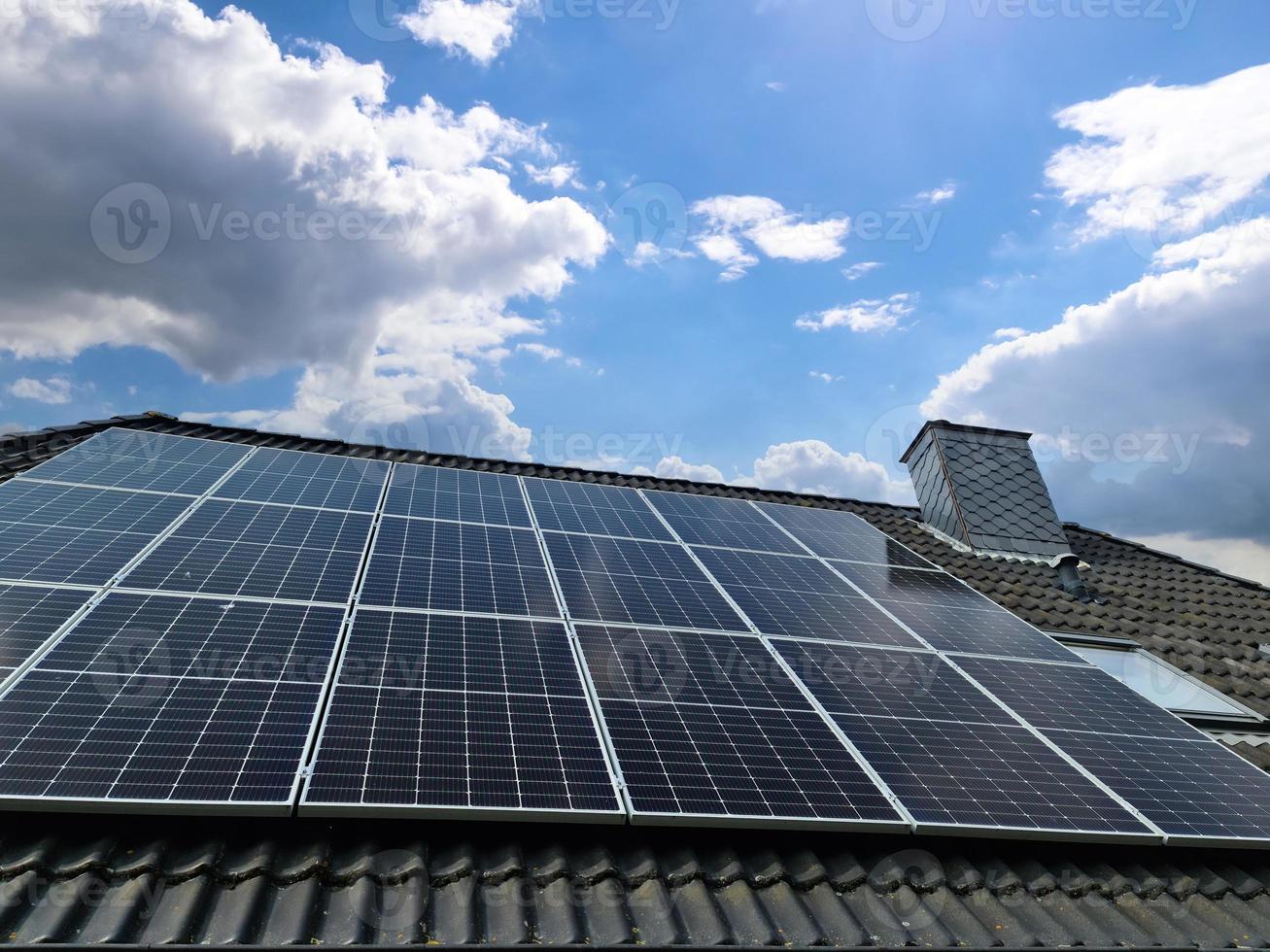 panneaux solaires produisant de l'énergie propre sur le toit d'une maison d'habitation photo