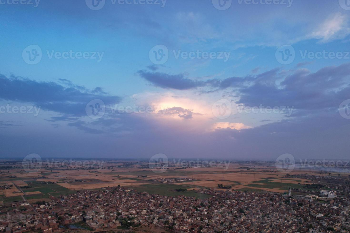 vue aérienne en grand angle du village de kala shah kaku et de la zone industrielle du punjab au pakistan photo