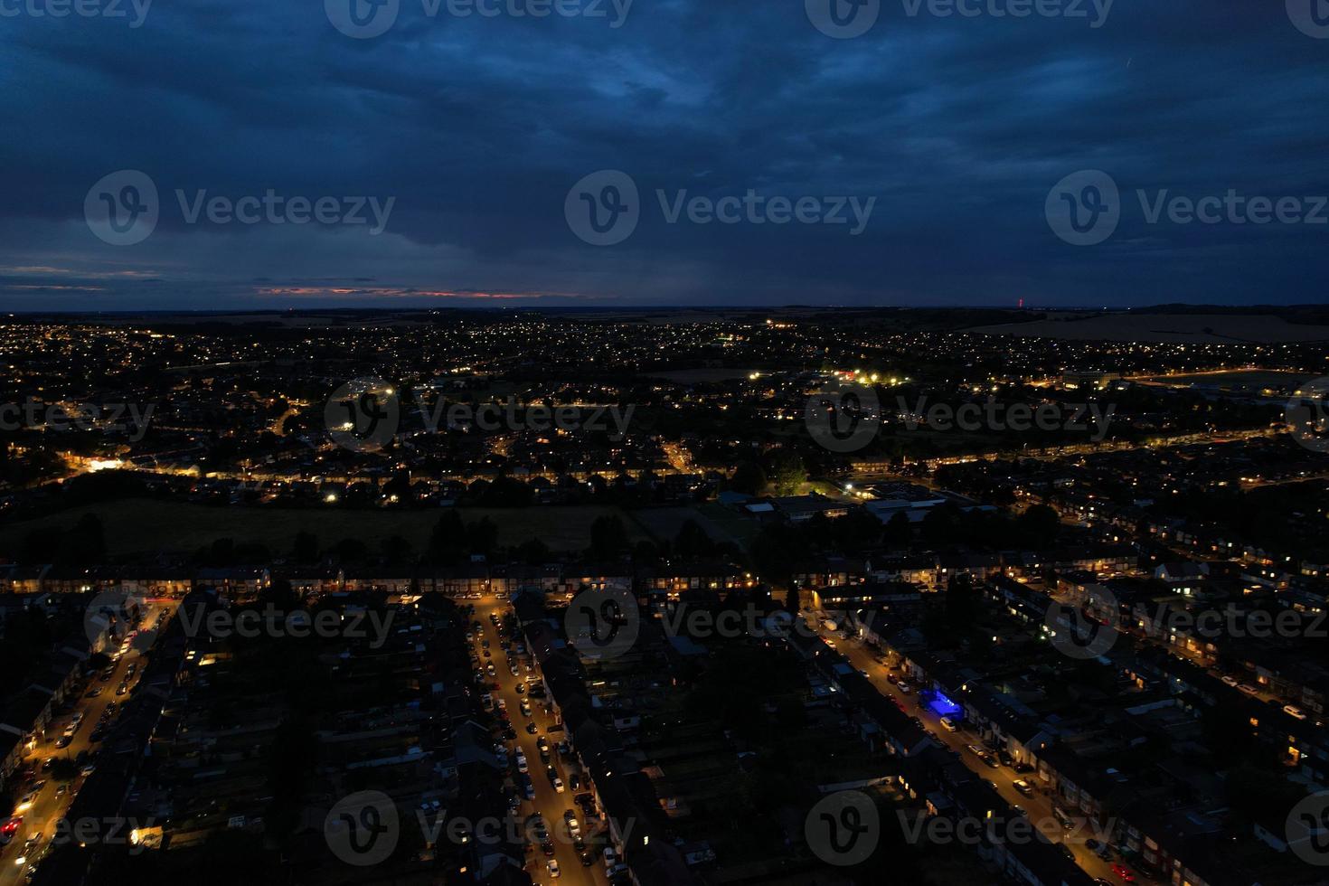 belle vue aérienne nocturne des routes et des maisons illuminées sur la ville de luton en angleterre, royaume-uni. images à angle élevé photo