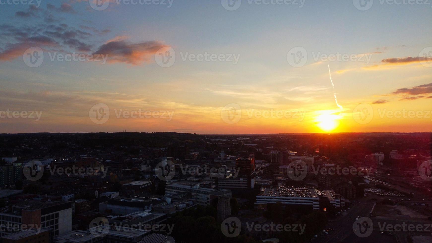 vue aérienne en grand angle du drone du centre-ville de la ville de luton en angleterre et de la gare photo