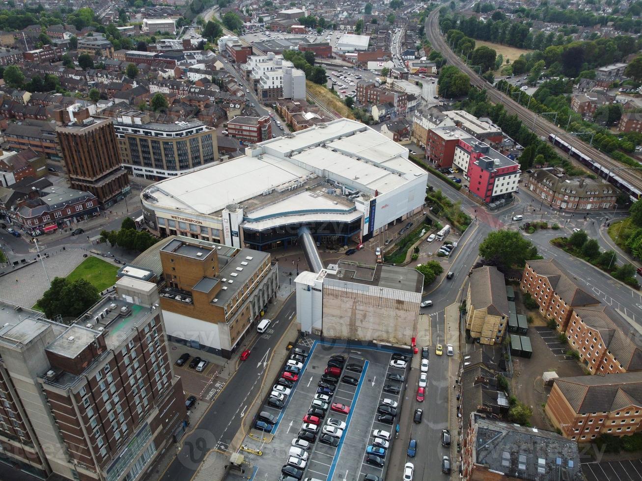 images en grand angle de la ville de londres luton et vue aérienne de la gare centrale, voies ferrées d'angleterre royaume-uni photo