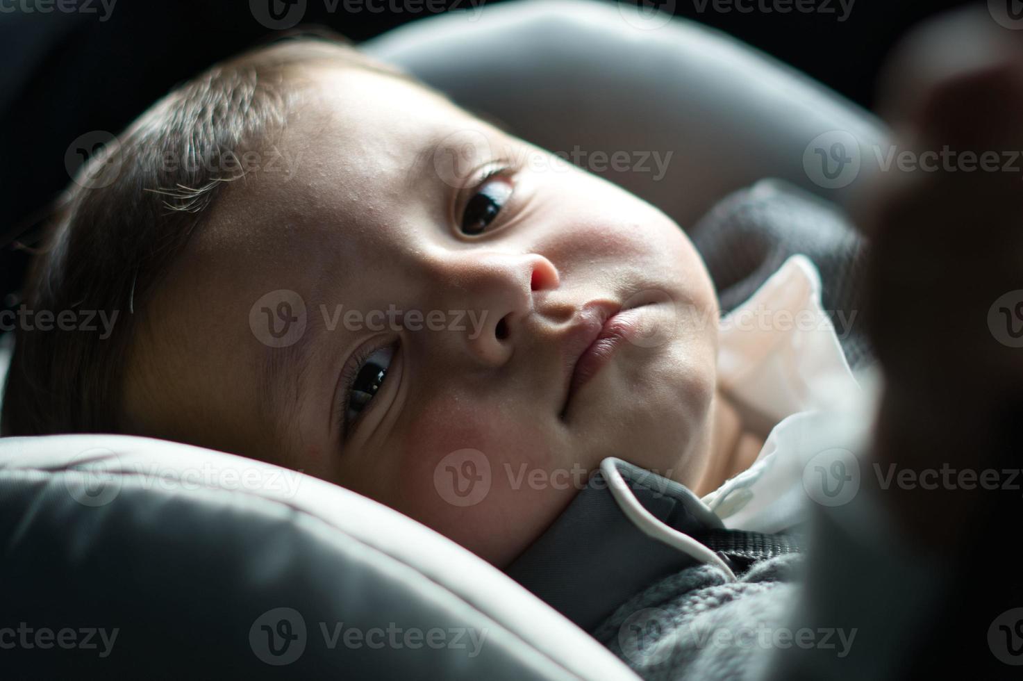 Mignon petit bébé bébé pose dans un parc public local de la ville de Luton en Angleterre Royaume-Uni photo