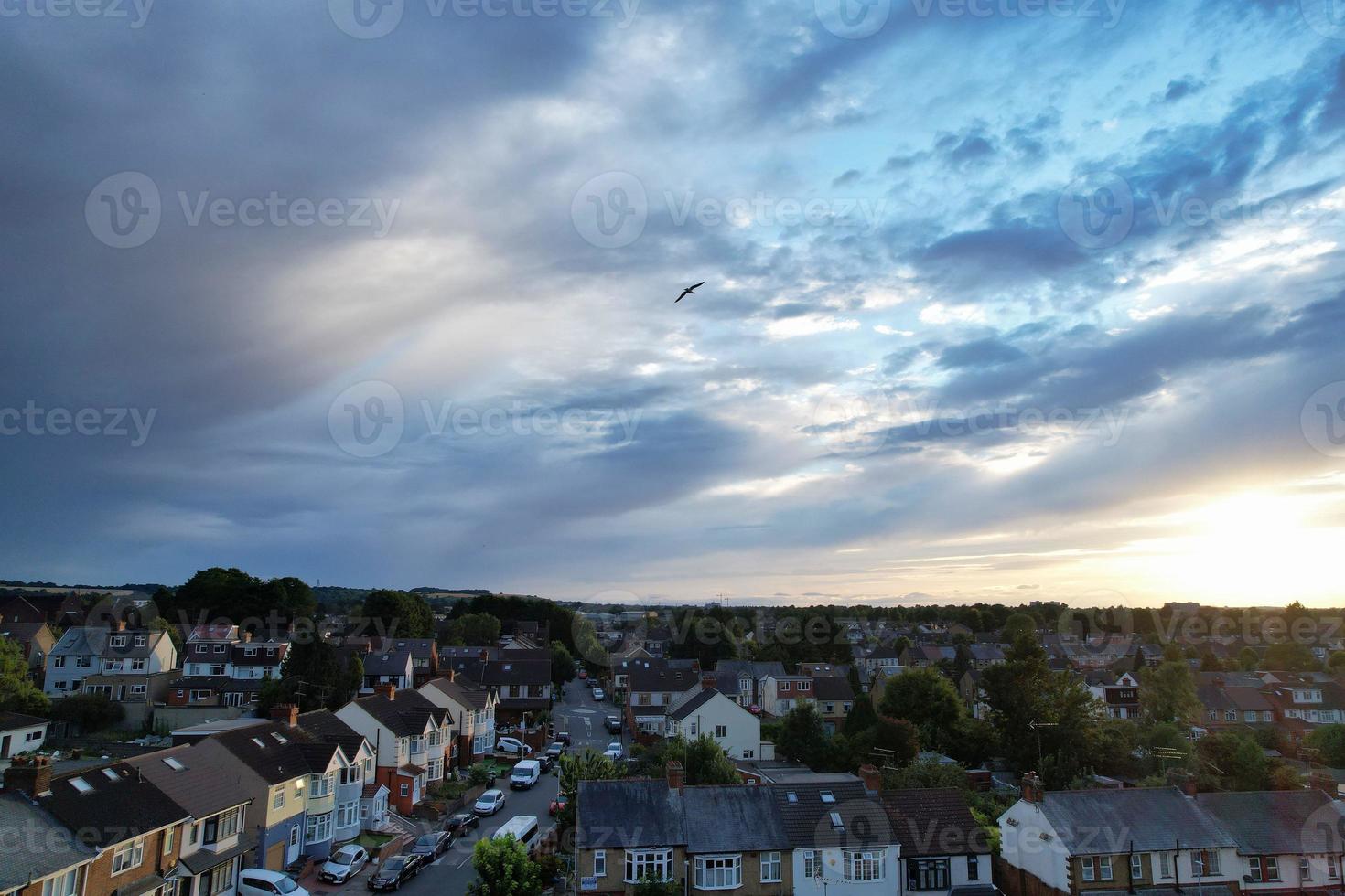 belle vue aérienne de nuages au coucher du soleil sur la ville de luton en angleterre grande-bretagne photo