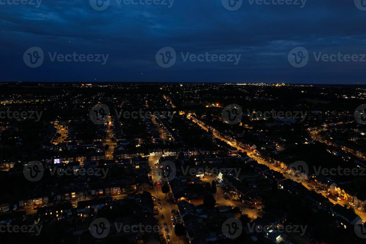 belle vue aérienne nocturne des routes et des maisons illuminées sur la ville de luton en angleterre, royaume-uni. images à angle élevé photo