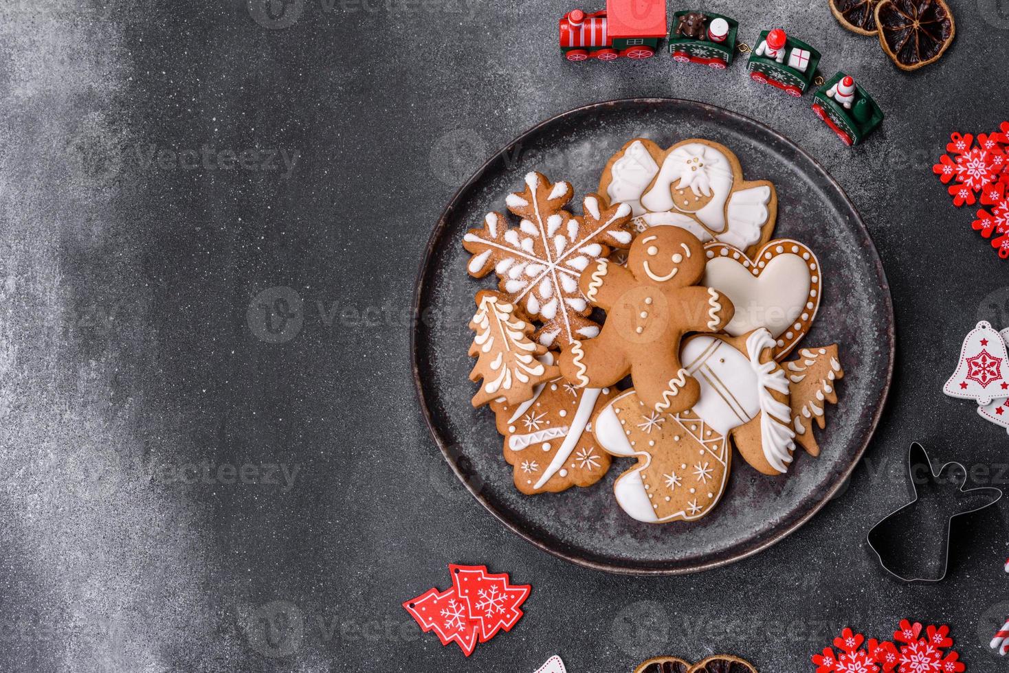 délicieux biscuits au pain d'épice au miel, au gingembre et à la cannelle photo