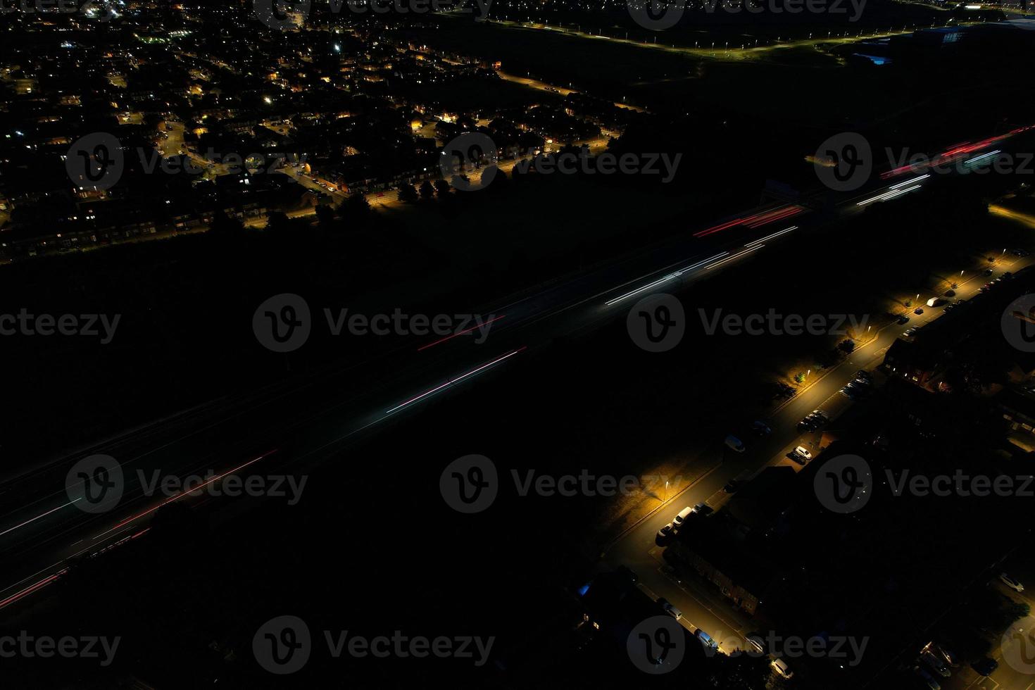 Belle vue aérienne en grand angle des autoroutes britanniques et du trafic dans la ville de Luton en Angleterre Royaume-Uni la nuit après le coucher du soleil photo