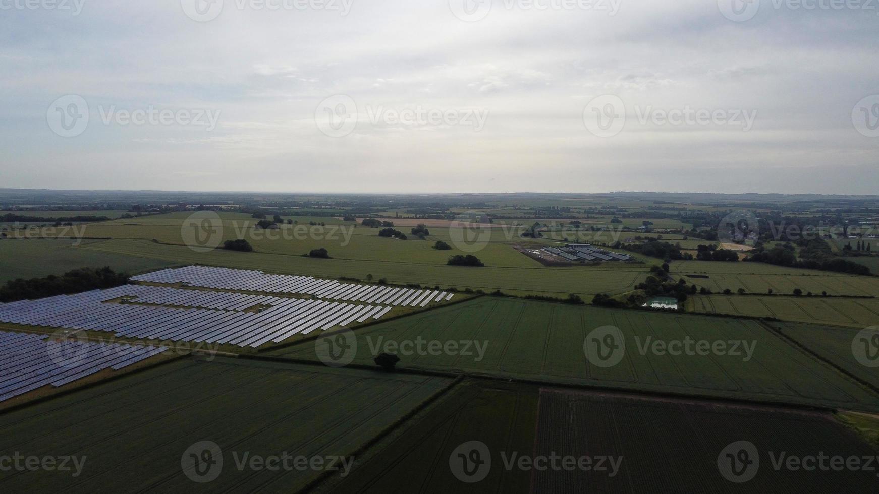 images aériennes vue en grand angle des générateurs naturels d'énergie verte sources d'éoliennes et de fermes de panneaux solaires en angleterre royaume-uni photo