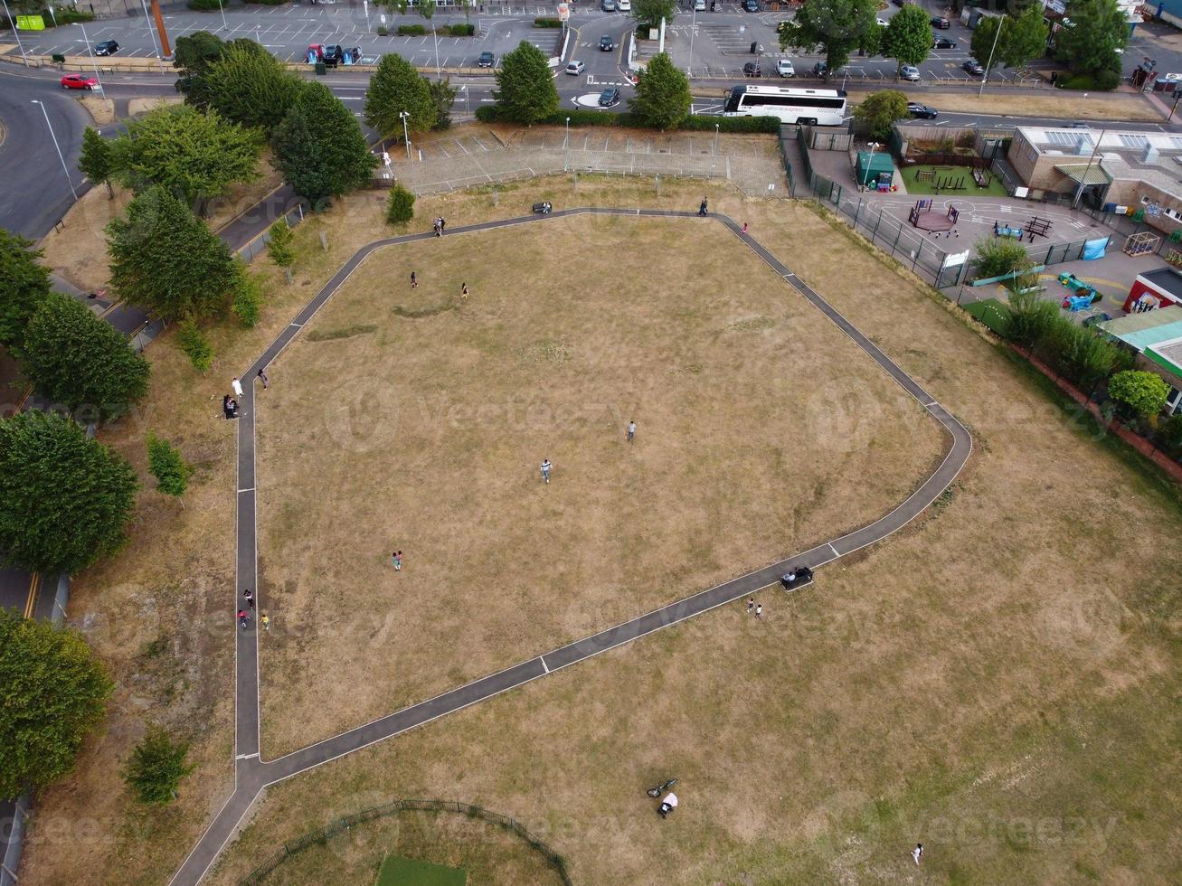 vue aérienne et images en grand angle de l'aire de jeux de la ville de luton en angleterre royaume-uni photo