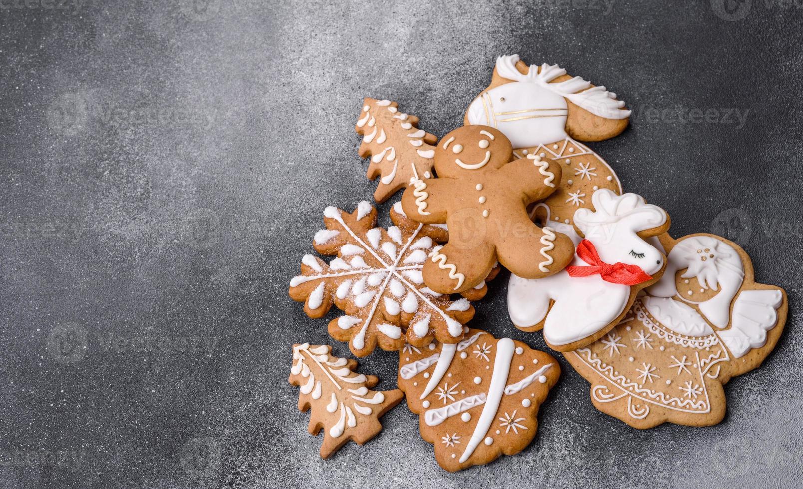 délicieux biscuits au pain d'épice au miel, au gingembre et à la cannelle photo