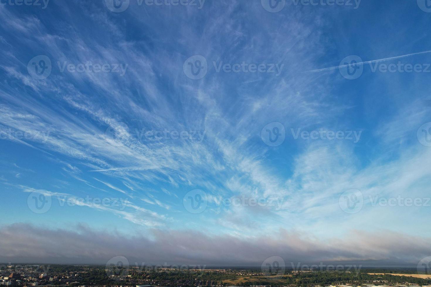 vue aérienne des nuages au lever du soleil le matin au-dessus de la grande-bretagne, images de drones, belle matinée avec des vents violents et des nuages en mouvement rapide photo