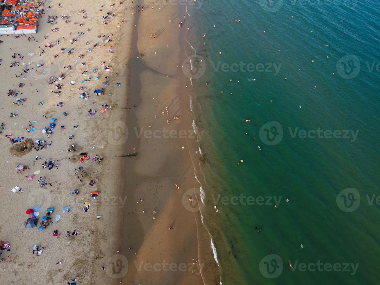 vue sur la mer à angle élevé devant la plage avec des gens à la ville de bournemouth en angleterre royaume-uni, images aériennes de l'océan britannique photo