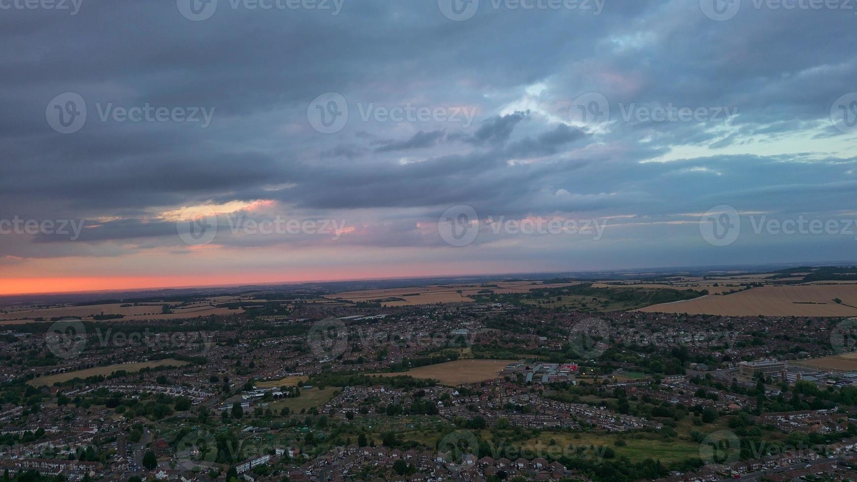 vue aérienne des maisons résidentielles de luton au beau coucher du soleil et des nuages colorés et du ciel au-dessus de la ville de luton en angleterre photo