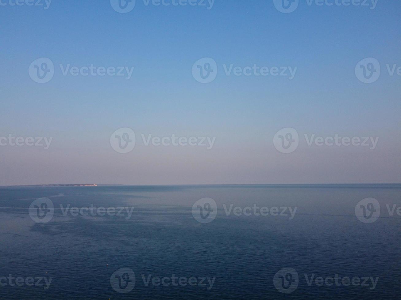 images en grand angle et vue aérienne de l'océan avec des bateaux à grande vitesse, les gens s'amusent et profitent du temps le plus chaud sur le front de mer de la plage de bournemouth en angleterre au royaume-uni. photo