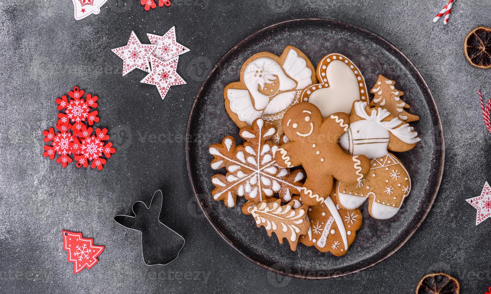 délicieux biscuits au pain d'épice au miel, au gingembre et à la cannelle photo