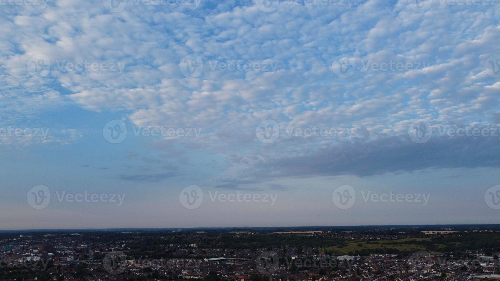le beau lever de soleil et les nuages colorés, la vue aérienne et la vue en grand angle prises par drone en angleterre royaume-uni photo