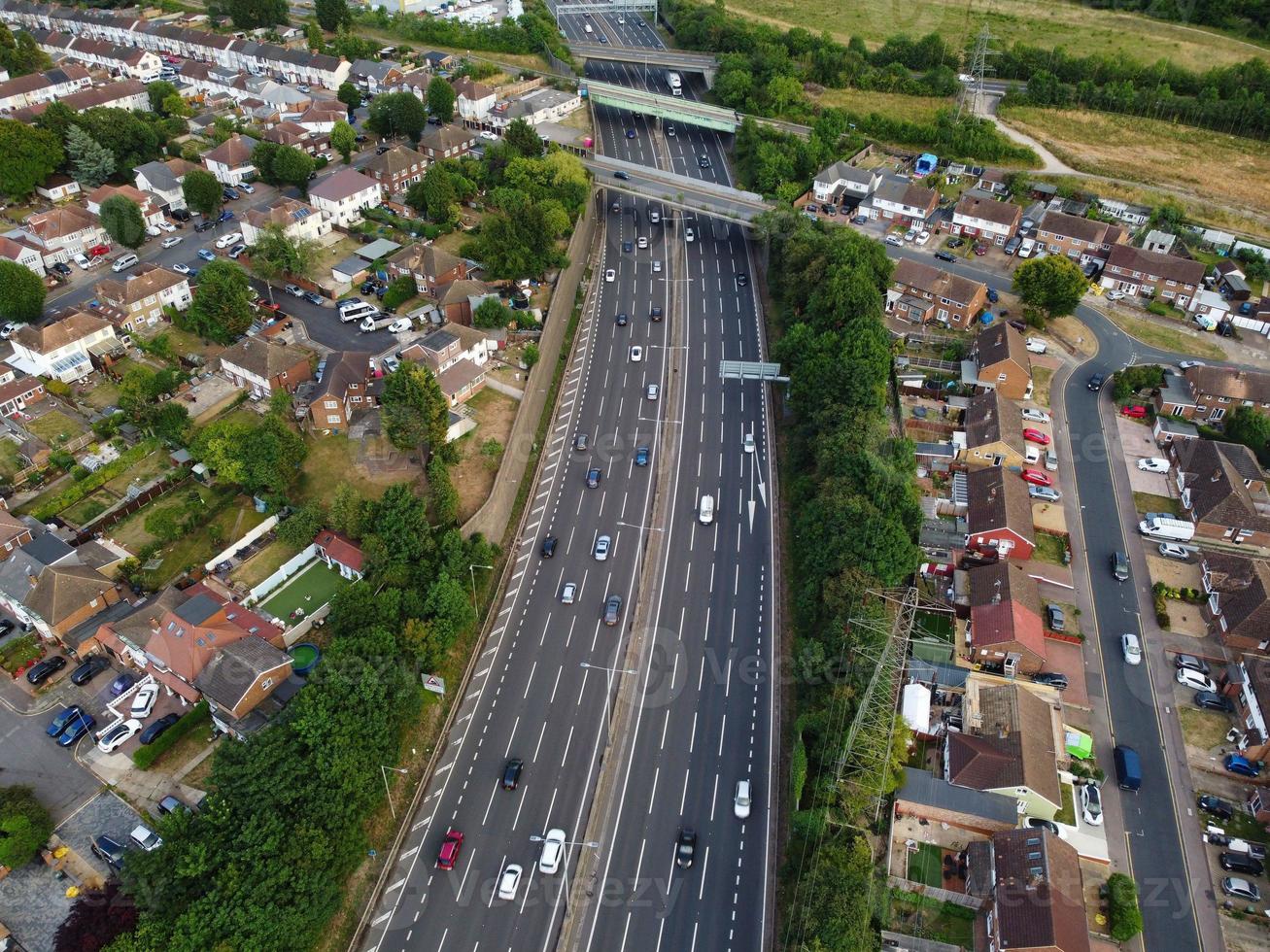 vue aérienne en grand angle des routes britanniques et des autoroutes à grande vitesse de la ville de luton en angleterre royaume-uni photo