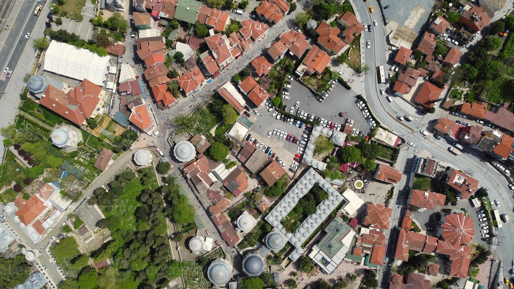 maisons résidentielles de la ville d'istanbul, vue en grand angle réalisée par la caméra d'un drone, images aériennes photo