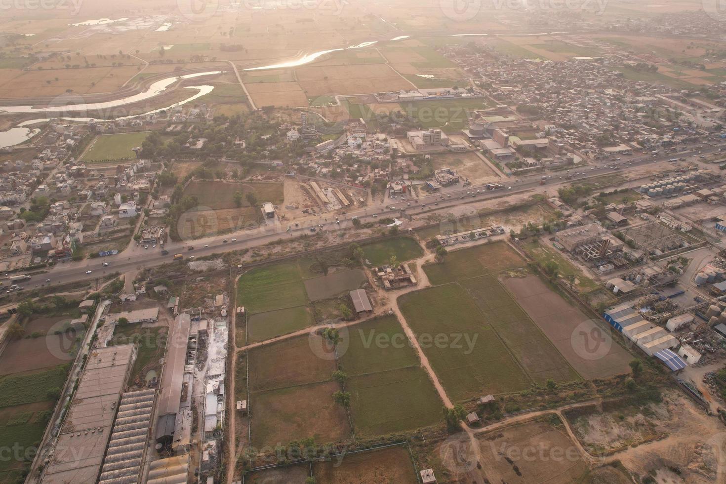 vue aérienne du village de kala shah kaku du punjab pakistan, kala shah kaku également connu sous le nom de ksk est une ville située dans le district de sheikhupura, punjab, pakistan. il fait partie de la sheikhupura photo